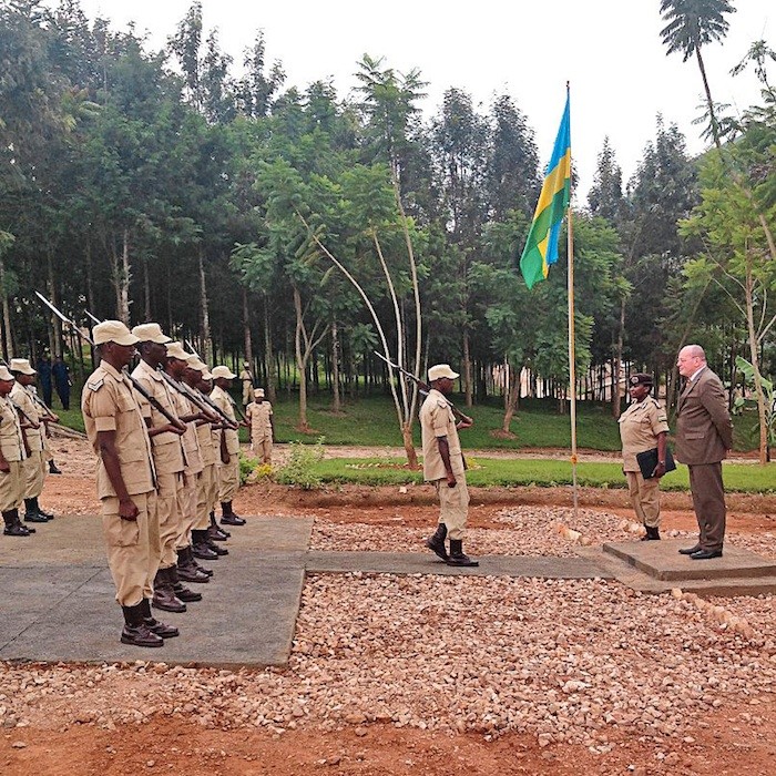 Teeven in Rwanda. Nederland werkt intensief met Rwanda samen op het gebied van justitie. De opsporing en vervolging van oorlogsmisdadigers is daar een onderdeel van.