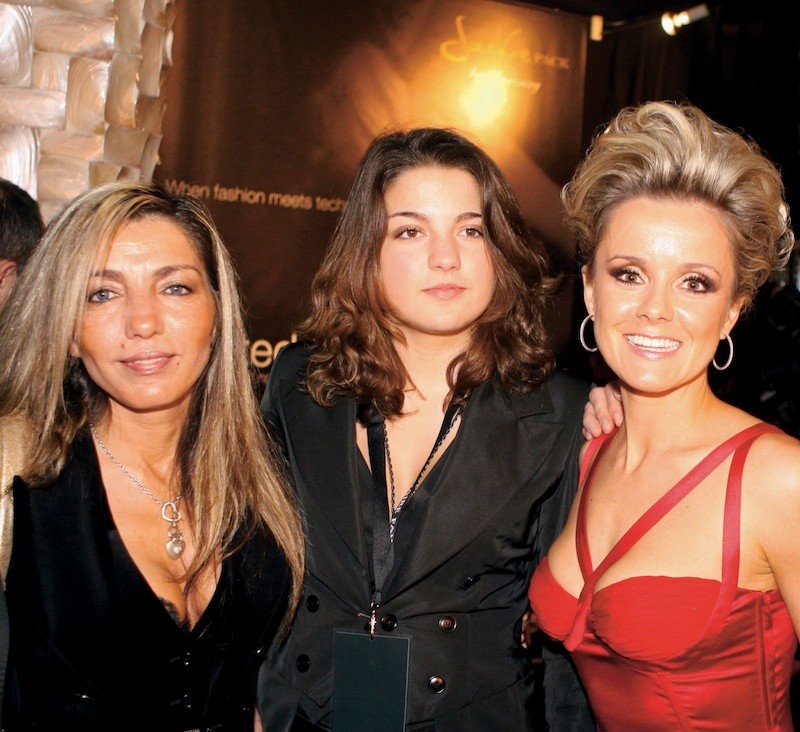 Glamourdirectrice Op de Miljonair Fair in 2008, met haar dochter Rowena en Suze Mens (de dochter van Harry Mens).