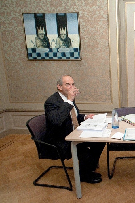 Den Haag, 15 september 2011, in zijn werkkamer met aan de muur het schilderij 'Topoverleg'. 'Dat is de relativering van wat er aan de top gebeurt.' Foto: Roel Rozenburg