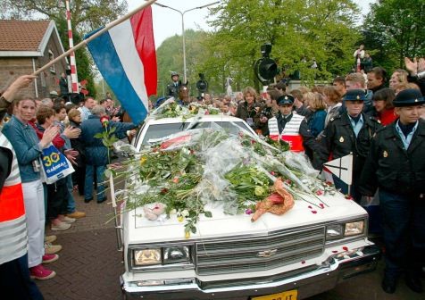 Aankomst van het stoffelijk overschot van Pim Fortuyn bij de begraafplaats Driehuis-Westerveld. Foto: Marcel Antonisse/ANP