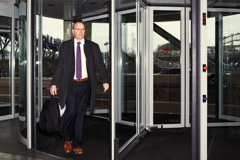 Heerts, wachtend op een besluit over zijn mandaat bij de onderhandelingen over een sociaal akkoord. Foto: Daniel Cohen