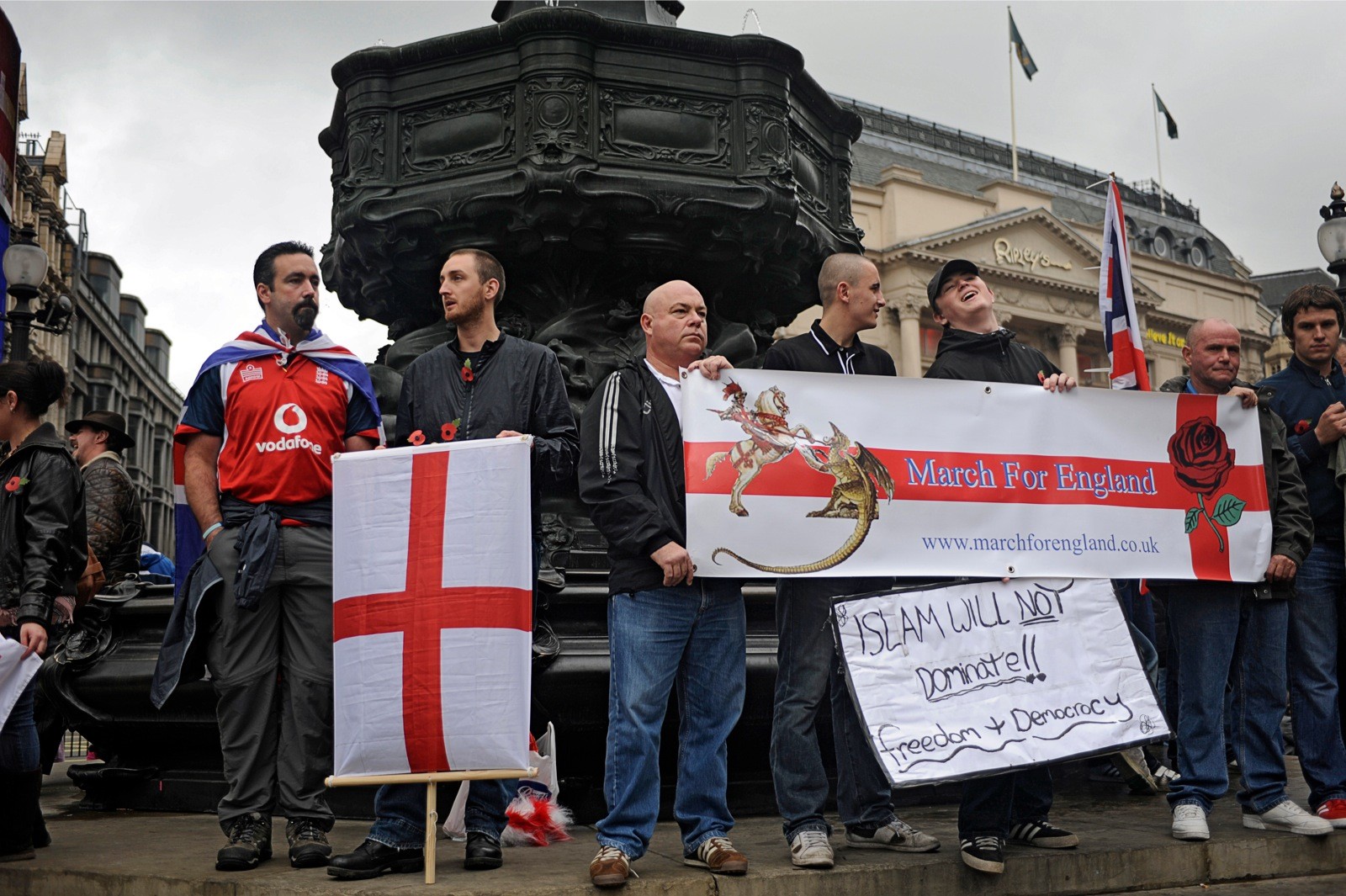 Leden van extreemrechtse English Defence League protesteren tegen een geplande pro-sharia mars. Foto: Andrew/Testa/Panos/HH