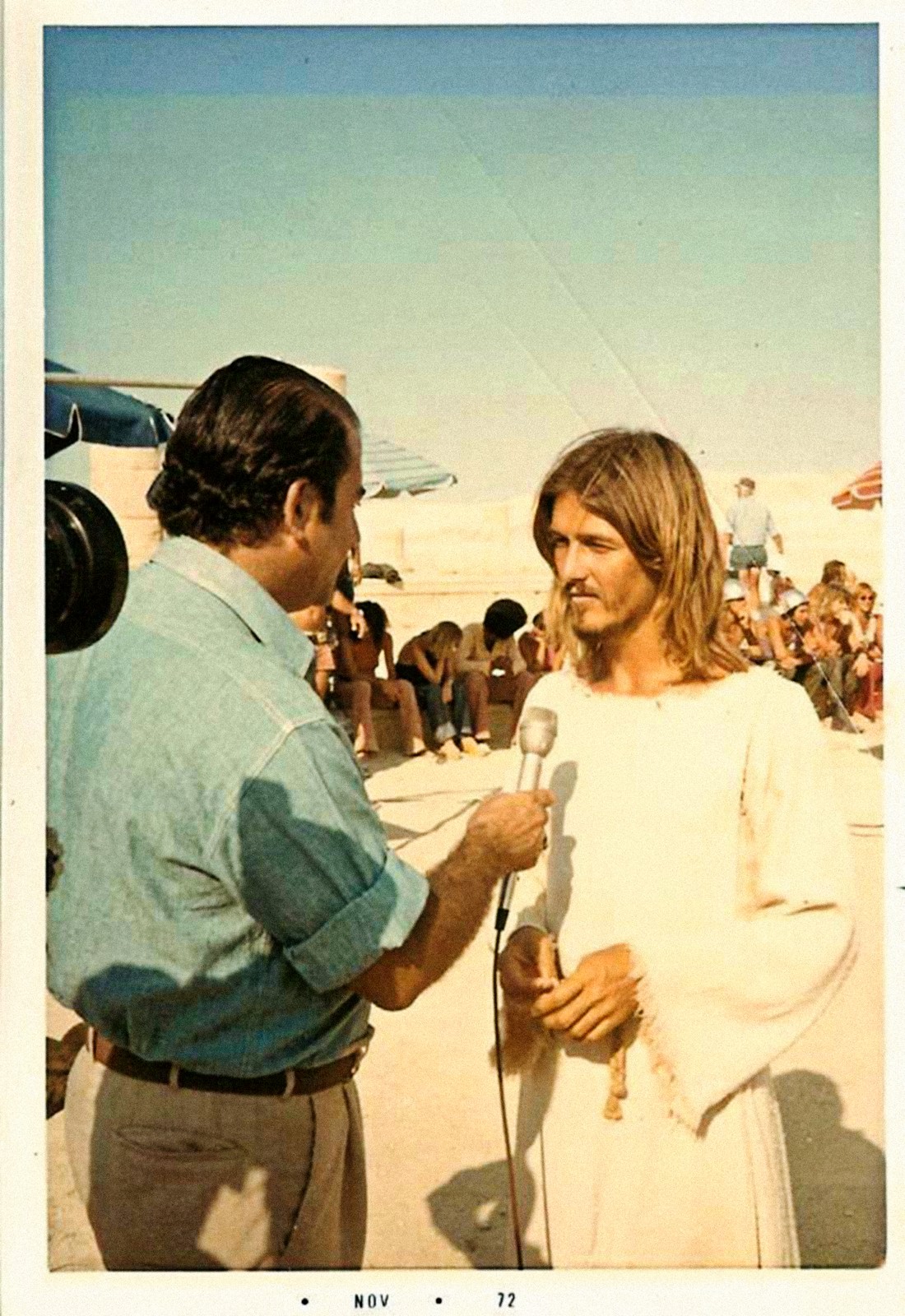 Een hunk in een lange jurk: Ted Neeley wordt geïnterviewd op de set van Jesus Christ Superstar in 1972.