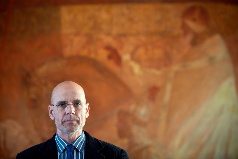 Bij het schrijven van Requiem moest Clive Hamilton opnieuw in het zwarte gat kijken en daarbij kwam hij weer bij de rand van de afgrond. ‘“Niet terugtrekken nu,” sprak ik mezelf toe, “spring erin, want het gaat om het opschrijven van de waarheid.”’ <br>Foto: Alain Pitton/Corbis/HH