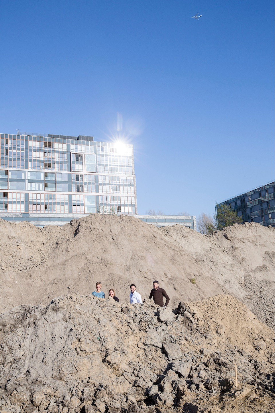 Het Calvijn-managementteam bij de nieuwe locatie: Margreet te Stroete, Jolanda Hogewind, Mohamed El Jaouhari en Sofyan Mbarki