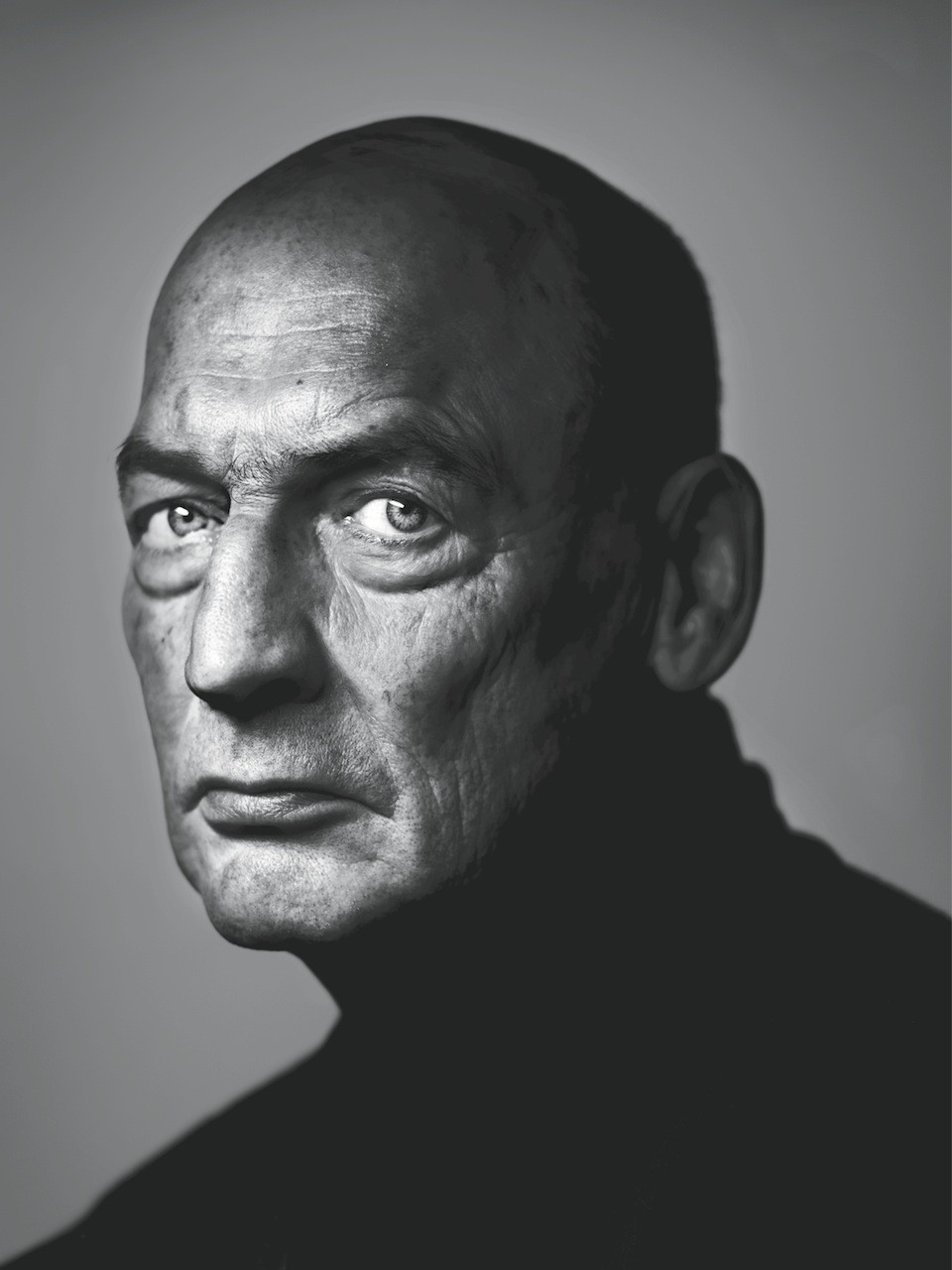 Koolhaas door Stephan Vanfleteren. 'Ik had maar enkele minuten, ik voelde een siddering door de anderen, van: hier komt de grote meester, het genie, de visionair. Hij bleef in zijn eigen denkwereld maar deed al wat ik vroeg. Ik ben tevreden maar hij blijft voor mij een mysterie.'