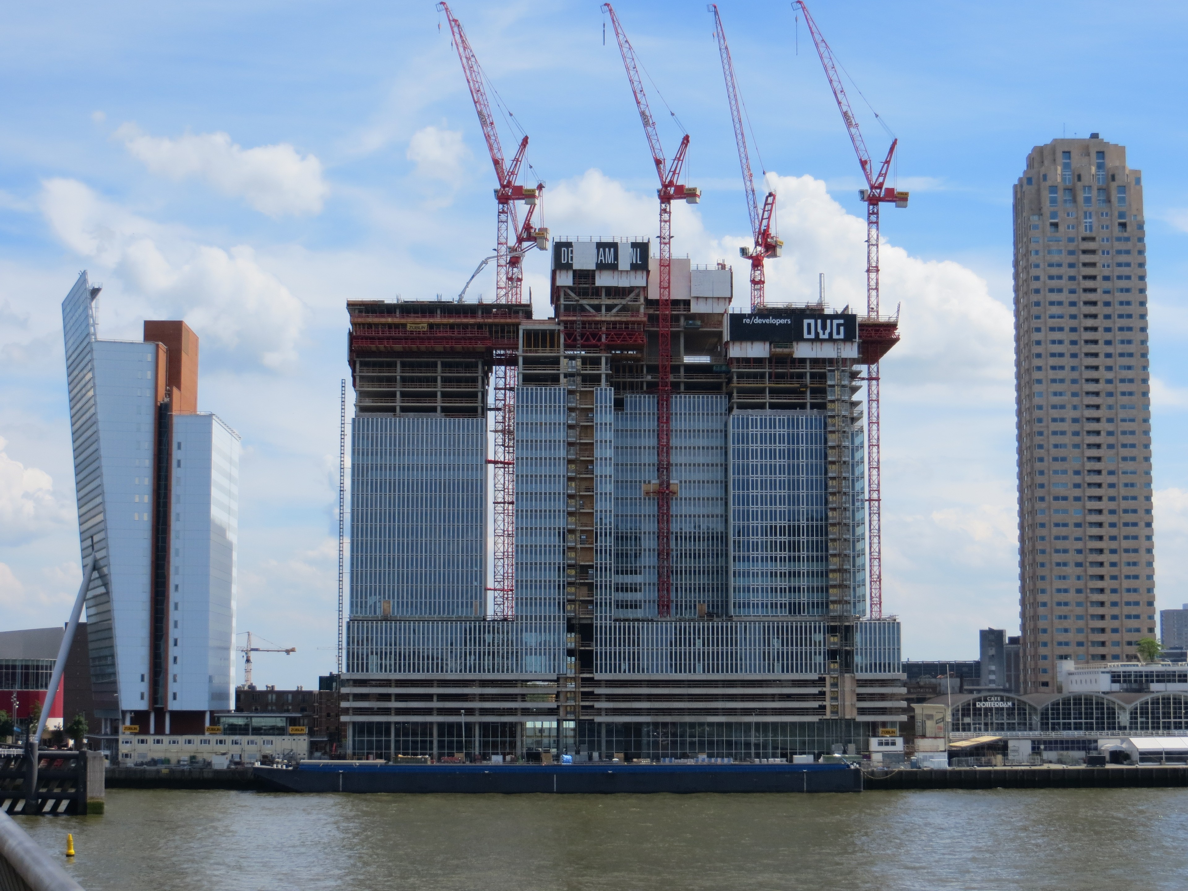 De Rotterdam, het grootste gebouw van Nederland. (Hier nog in aanbouw.) 'Oh, hij verafschuwt dat "grootste".'