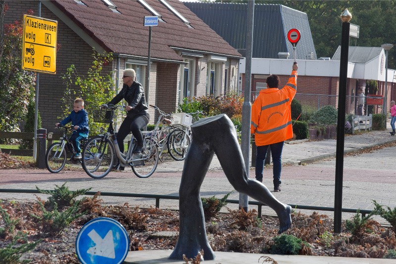 'Schoffelen kan iedereen, maar voor het snoeien werken ze samen met professionals. Dat is de mix die we zoeken.’ Foto: Otto Snoek