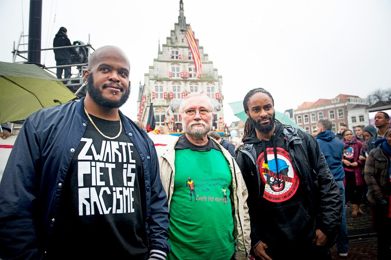 Voor- en tegenstanders naast elkaar in Gouda. Foto: Robin Utrecht/HH