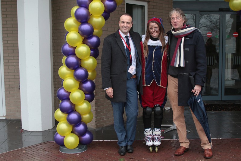 Het Intochtcomité: Adriaan Krans (links), Roetpiet en Henk Leegte. Foto: Marc Lowenberg
