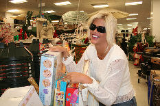 Anna Nicole Smith shoppend op de Bahama's. Ans/Getty Images.