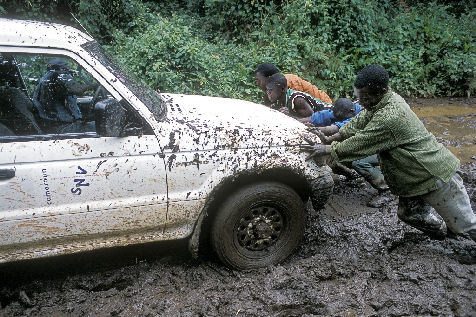 Vastgelopen: SNV 4-wheel drive in Kameroen. Foto: Reinout van den bergh/HH
