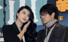 Han Han en actrice Fan Bingbing op een persconferentie in Shanghai