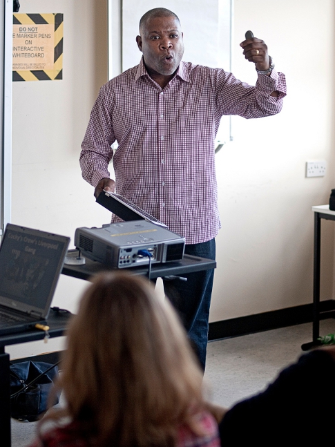 Sheldon Thomas, ex-ganglid, geeft een workshop