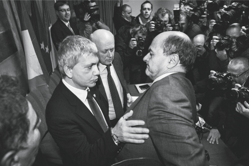 Nichi Vendola (Sinistra Ecologia Libertà) pakt Pier Luigi Bersani (Partito Democratico) vast, die heeft gezegd dat hij bondgenoot Vendola niet zal laten vallen voor Monti. Foto: Gianni Cipriano/OnOff Picture