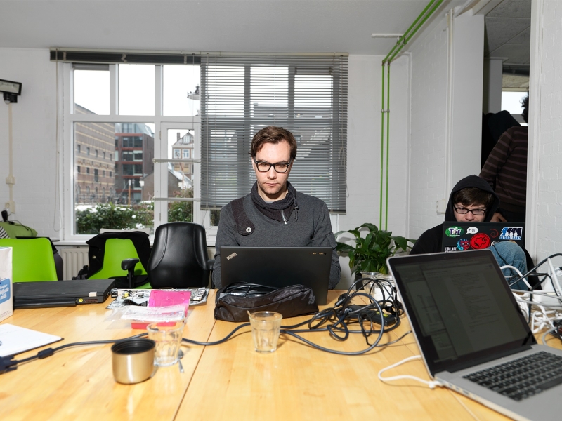 'We gaan alle software op de wereld onthullen die mensen bespioneert.' Foto: Ivo van der Bent