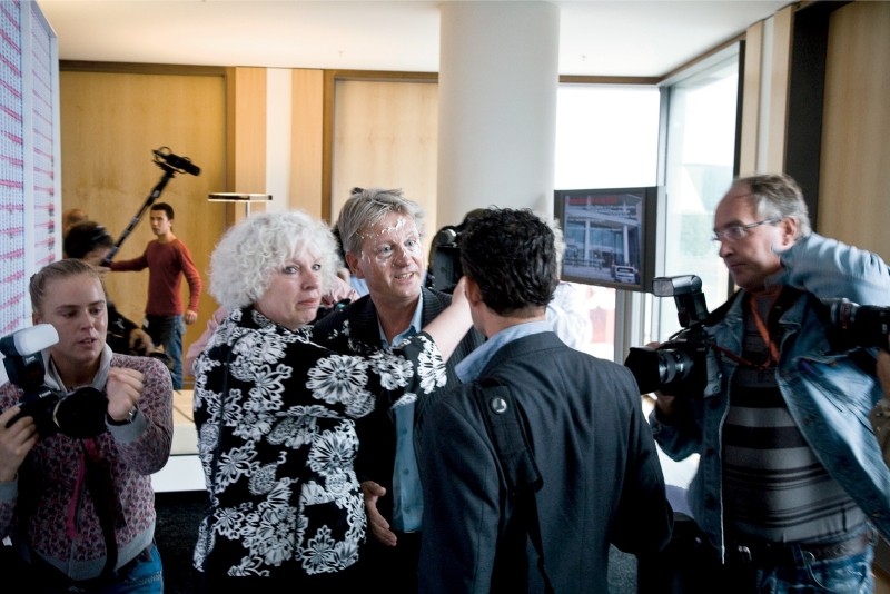 Wijnand Duyvendak (GroenLinks) kreeg taart in zijn gezicht tijdens de presentatie van zijn boek. Foto: Bob Bronshoff