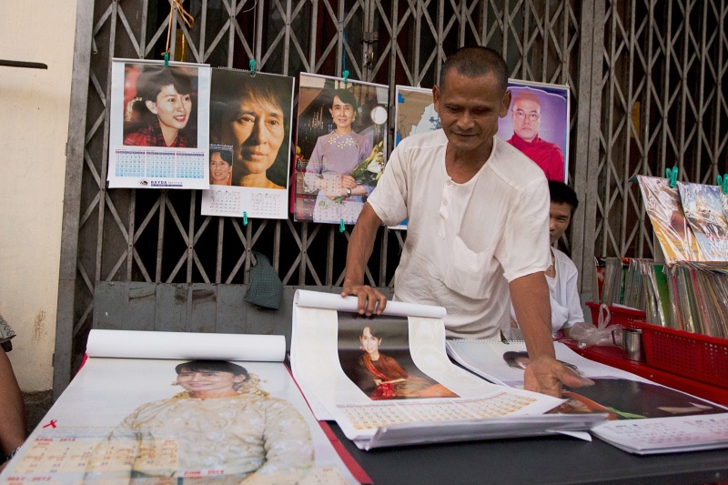 De beeltenis van Aung San Suu Kyi is ineens overal in Birma, zoals op deze posters en kalenders in Rangoon. Foto: Brent Lewin/Redux/HH