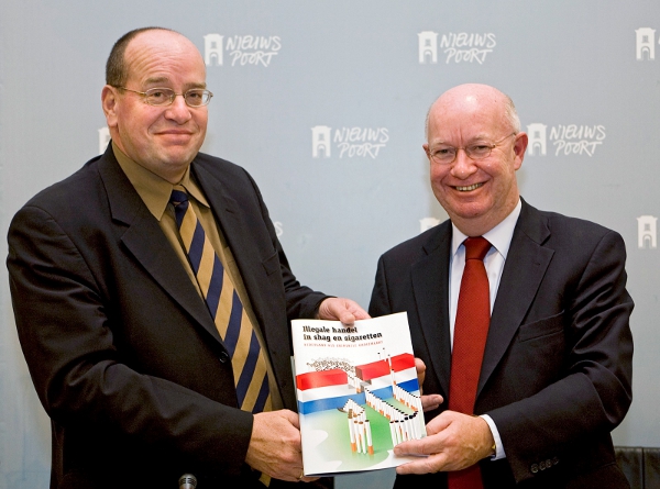 VNO-NCW-directeur Van Kesteren overhandigt in 2008 een rapport aan toenmalig Tweede Kamerlid Teeven. Foto: Nils van Houts / ANP