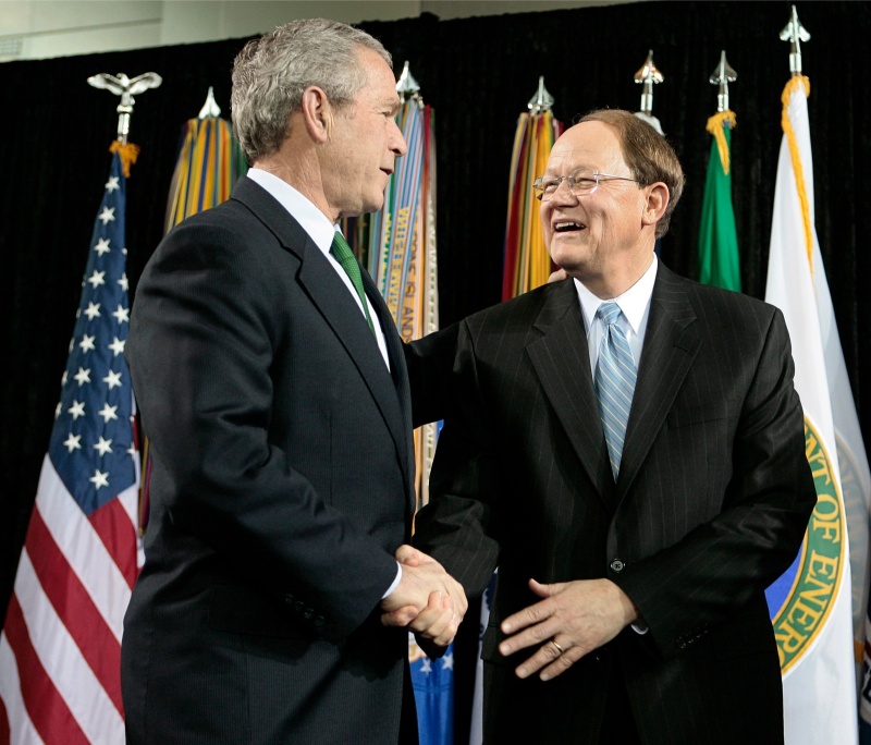 George Bush en Mike McConnel. Foto: Jim Young/Reuters