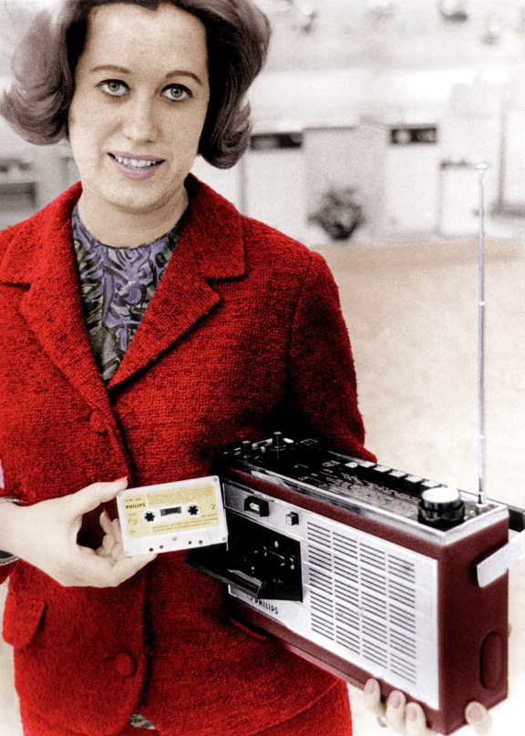 14 maart 1967, het model Antoinette presenteert in Wenen de Philips radio/cassette-set. Foto: Eddo Hartmann