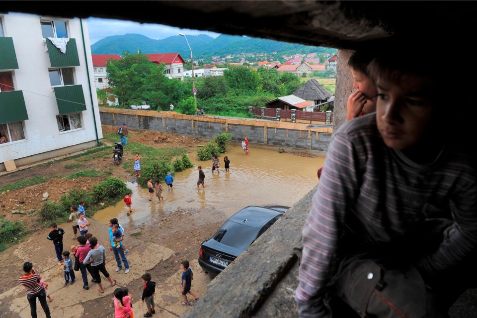 Roma kinderen in een achterbuurt in Baia Mare, Roemenië. Foto: Yuriy Dyachyshyn/AFP/ANP