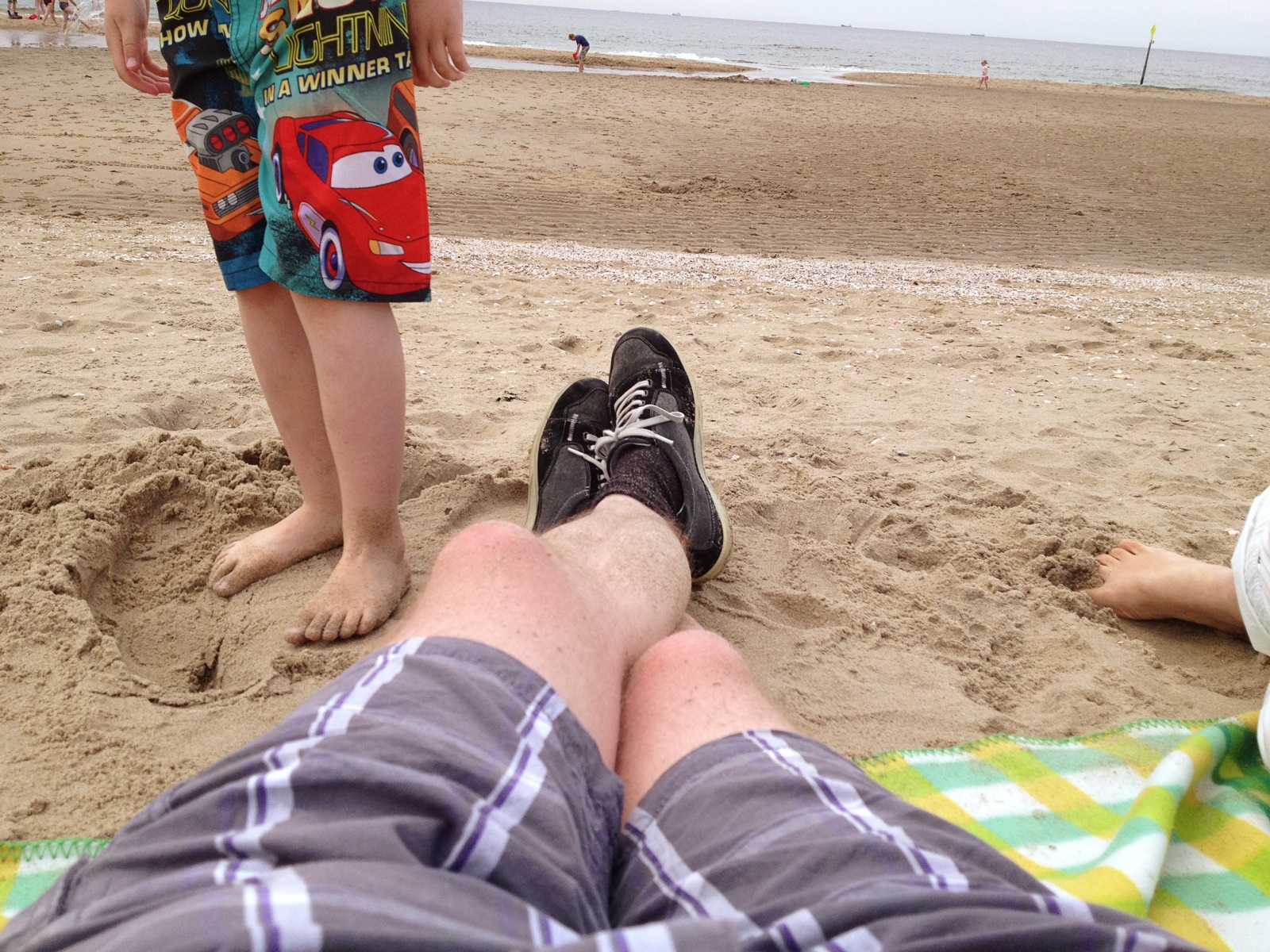 Foto door Chris zelf gemaakt op 'ons strand' links zijn zoon, rechts zijn vrouw juni 2012