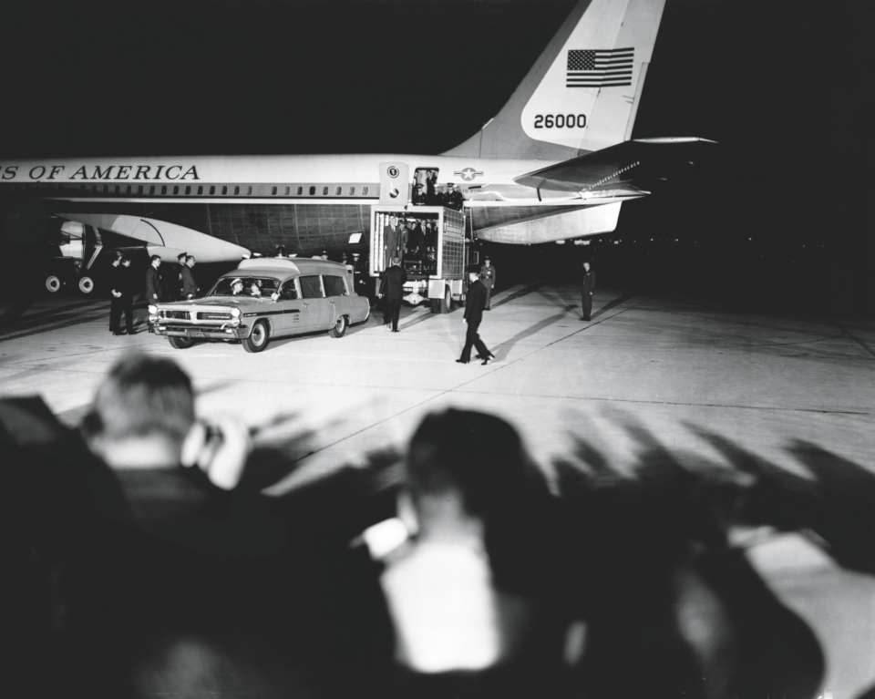 Kennedy’s lichaam arriveert ‘s avonds in Washington. Foto: Corbis/HH