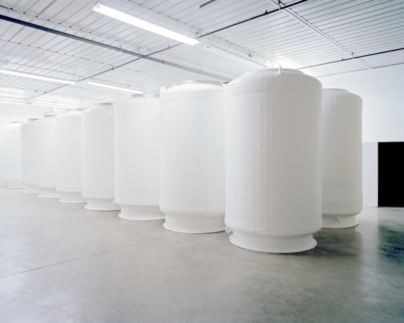 Foto van Daan Paans uit de serie 'Letters from Utopia' met de bijpassende titel 'Cryostats in the cryonics institute', Michigan