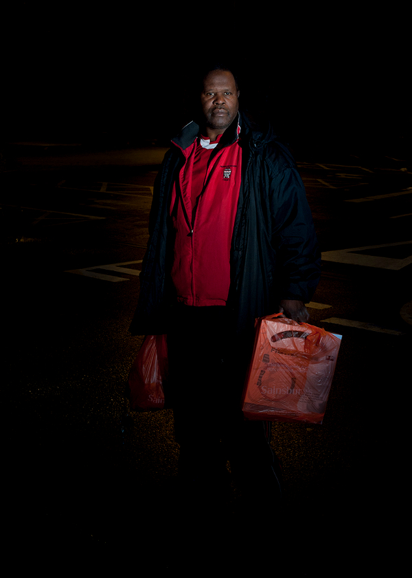 Foto uit 'Undecided reports from a dimly lit world'. Op de foto Talbert, die altijd 's nachts zijn boodschappen doet, omdat hij niet kan slapen.