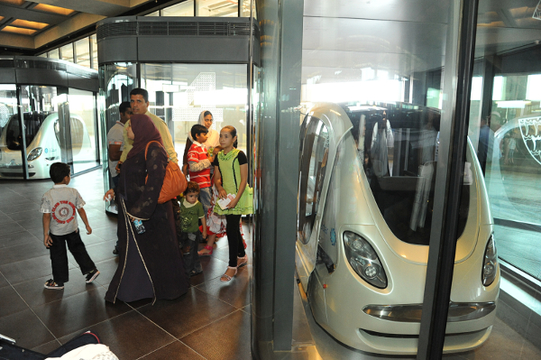 Transport per elektrische shuttle in het door Norman Foster ontworpen Masdar in Abu Dhabi.