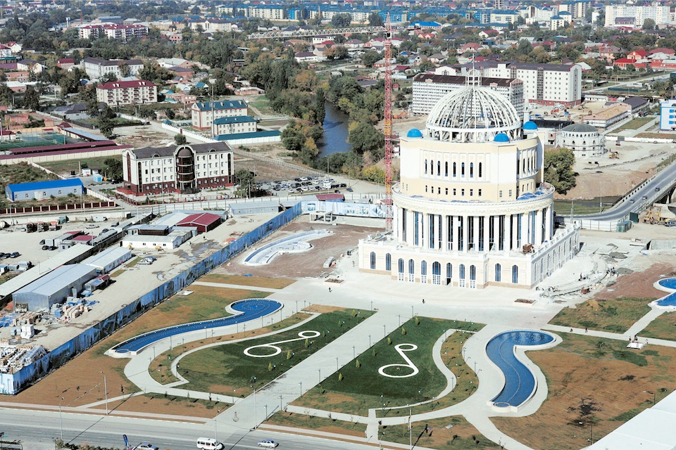 Het multifunctionele cultuurpaleis in Grozny in aanbouw. De twee gegijzelde Nederlanders bouwden aan het park eromheen. Foto: Said Tcarnaev/HH