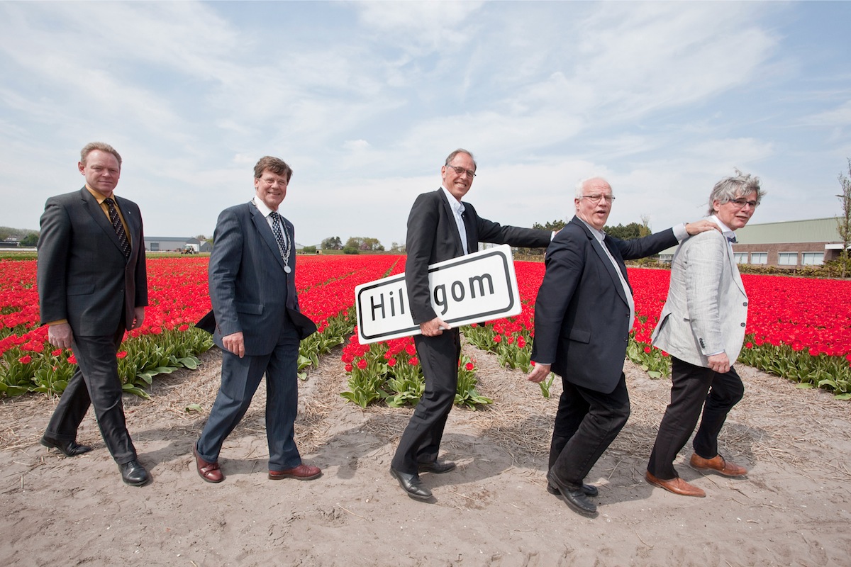 Het college van Hillegom: v.l.n.r. Ivo ten Hagen (VVD), Ton van Rijnberk (D66), burgemeester Jan Broekhuis (VVD), Gerrit Kleijheeg (PvdA) en gemeentesecretaris Ger van Lierop. Foto: Otto Snoek