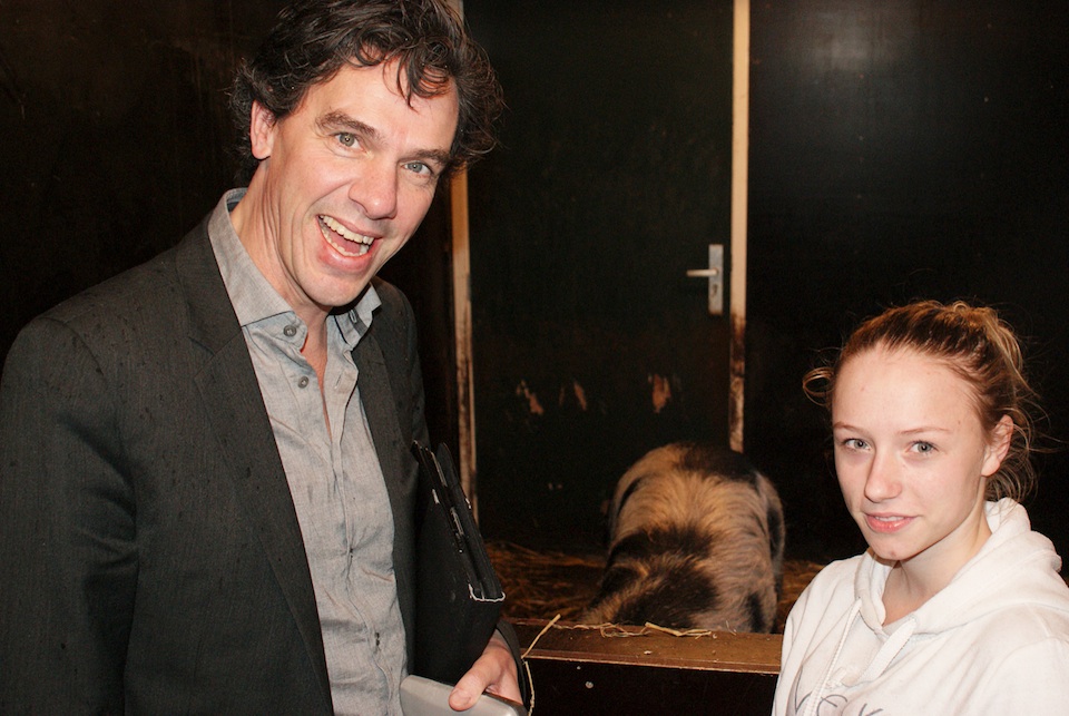 Wethouder Hilhorst met leerling Nancy en varken Babe op het Clusius College in Amsterdam-Noord. Foto: Carel Krol