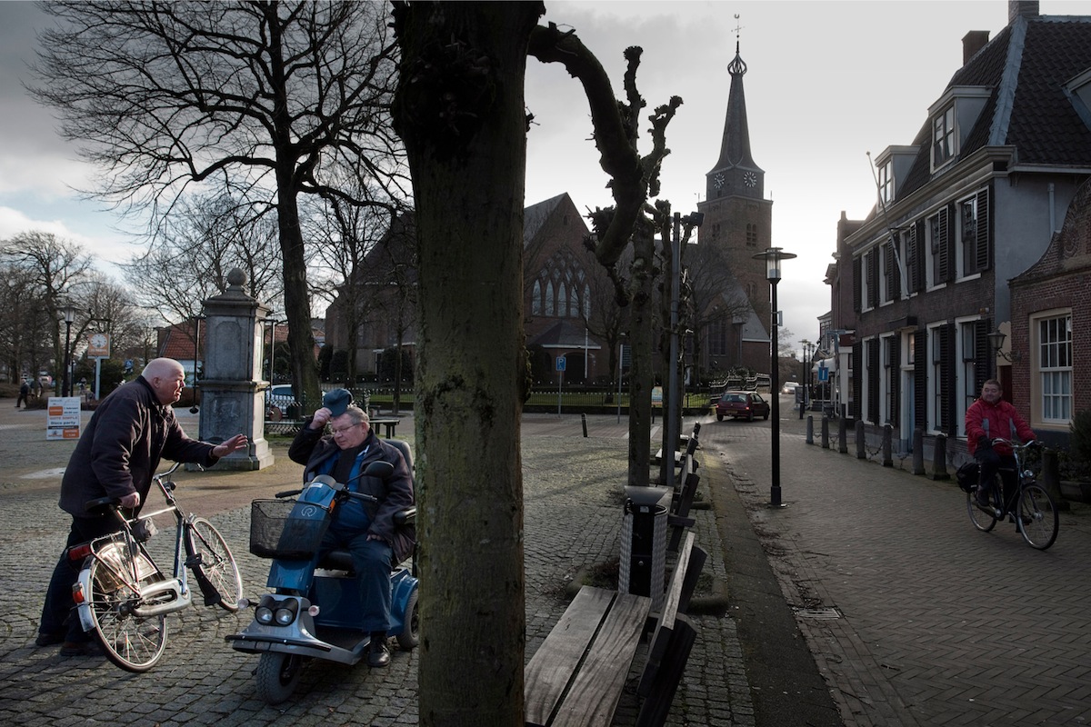 Aan alle ouderen met een scootmobiel is gevraagd of ze die echt nodig hebben. Op de achtergrond: de deels middeleeuwse Maartenskerk in het centrum van Hillegom. Foto: Otto Snoek