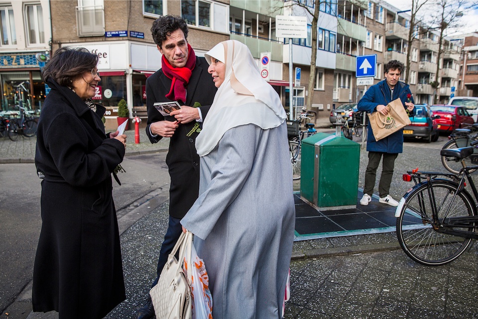 Lijsttrekker Hilhorst voert campagne op het Van Limburg Stirumplein in de Amsterdamse Staatsliedenbuurt. Foto: Marc Driessen/HH