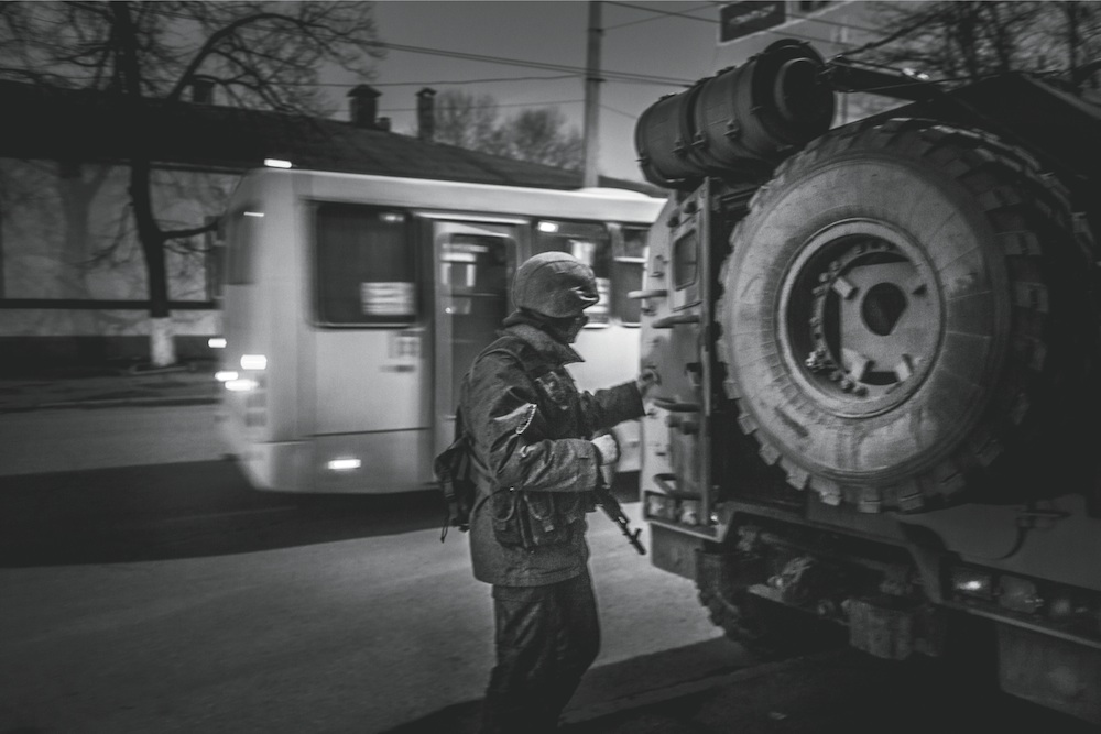 Russische soldaat in de Karl Marxstraat in Simferopol. Foto: Marcello Fauci