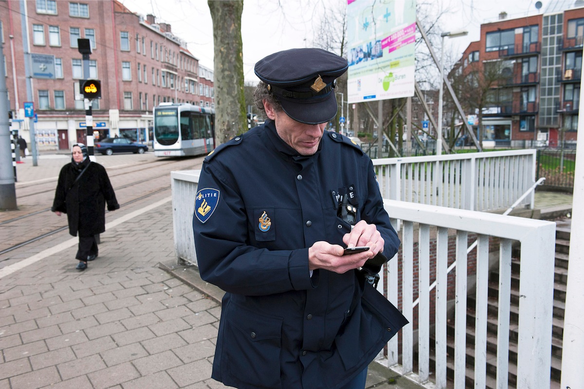 Een twitterende agent in actie. Foto: Hans van Rhoon / HH