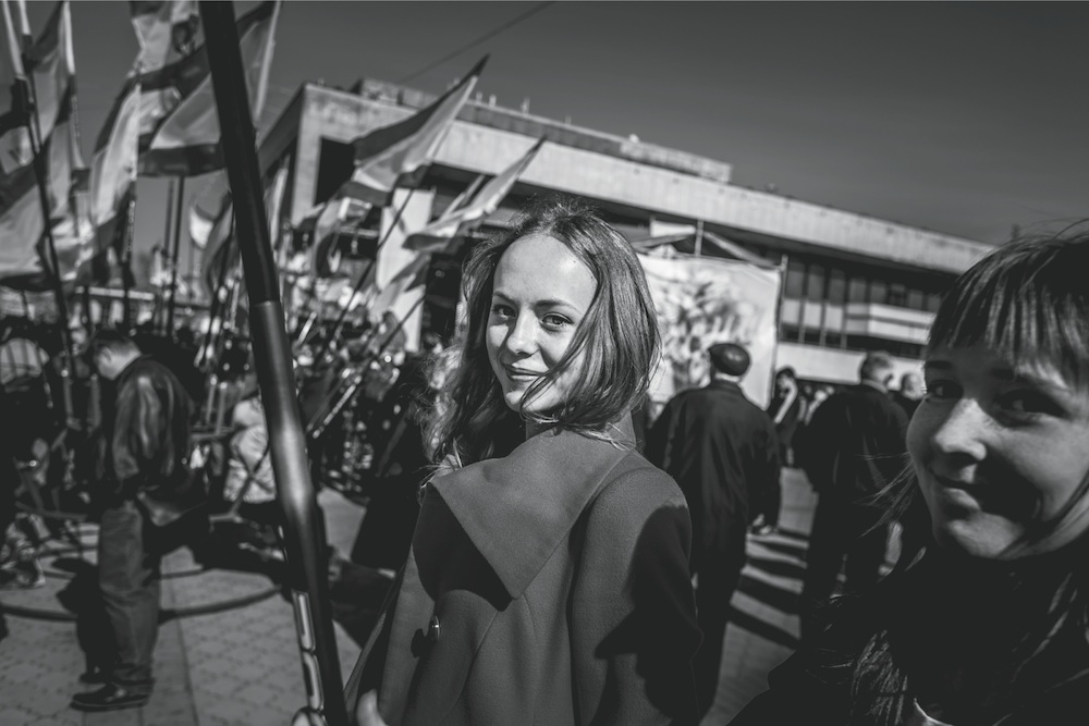 Simferopol, Leninplein: juichende massa's met vlaggen en banieren trekken door de straten. Foto: Marcello Fauci