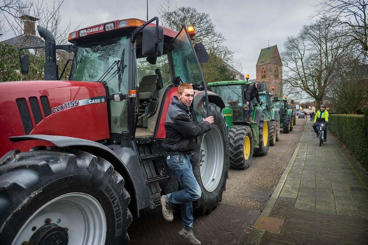 De politie twitterde foto’s van de ongeveer tweehonderd betogers in Loppersum om te laten zien dat het protest niet zo massaal was als online werd beweerd. Foto: Kees van de Veen / HH