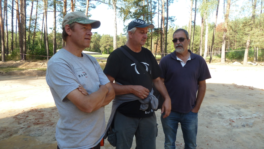De drie archeologen in overleg. V.l.n.r.: Ivar Schute, Wojciech Mazurek, Yoram Haimi. Foto: Rosanne Kropman