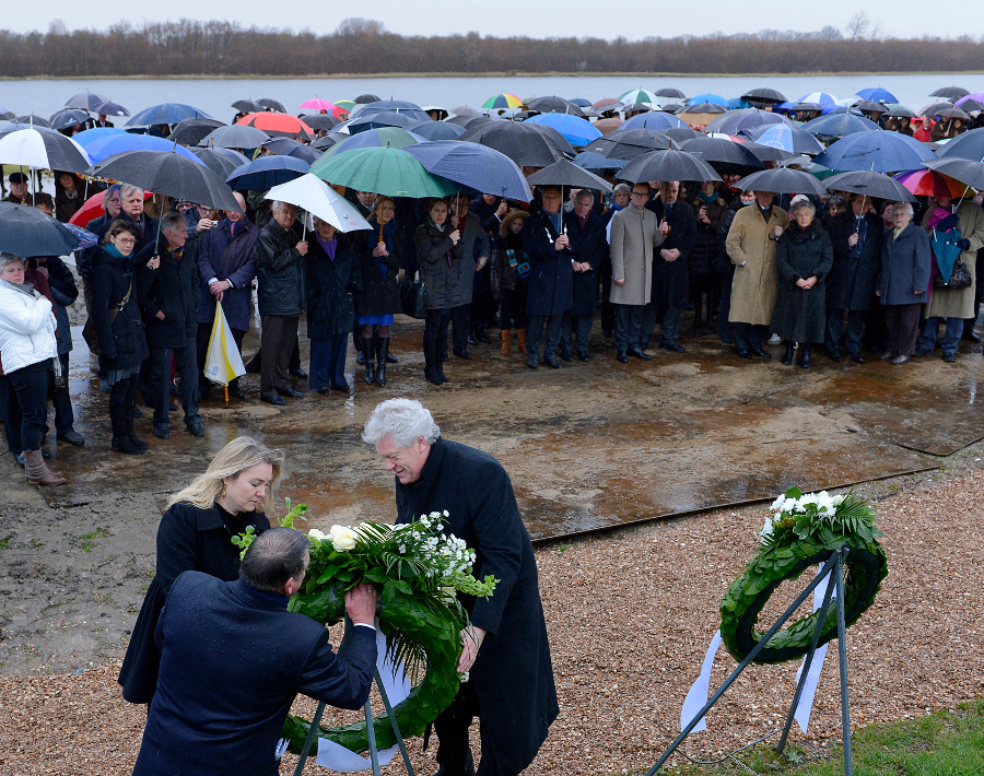 Minister Schultz van Haegen en deltacommissaris Wim Kuijken bij de herdenking van de Watersnoodramp van 1953. Foto: Marco de Swart/ANP