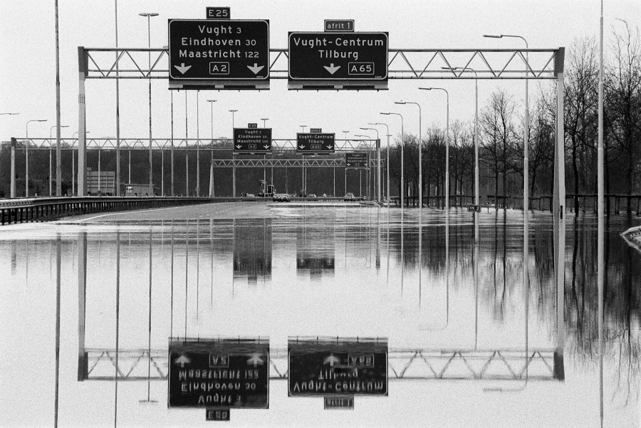 Snelweg bij Vught na de overstroming in 1995. Foto: Flip Franssen/HH