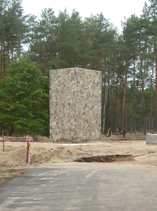 Ironisch genoeg werd met het plaatsen van dit monument een deel van de fundamenten van de gaskamers verwoest. Of dat met opzet gedaan is, is voor de archeologen niet te achterhalen. Foto: Rosanne Kropman