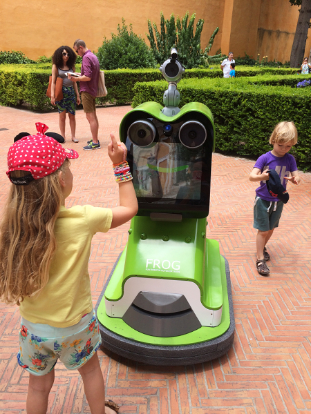 Deze robot oogt zo onschuldig dat hij met kinderen mag spelen. De geschiedenis zal leren of dit verstandig is. Foto: Vanessa Evers