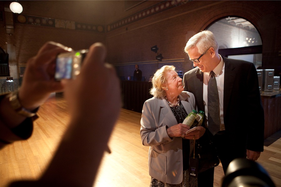 Jan Bennink met aanwezige op aandeelhoudersvergadering. Foto: Maarten Hartman/HH