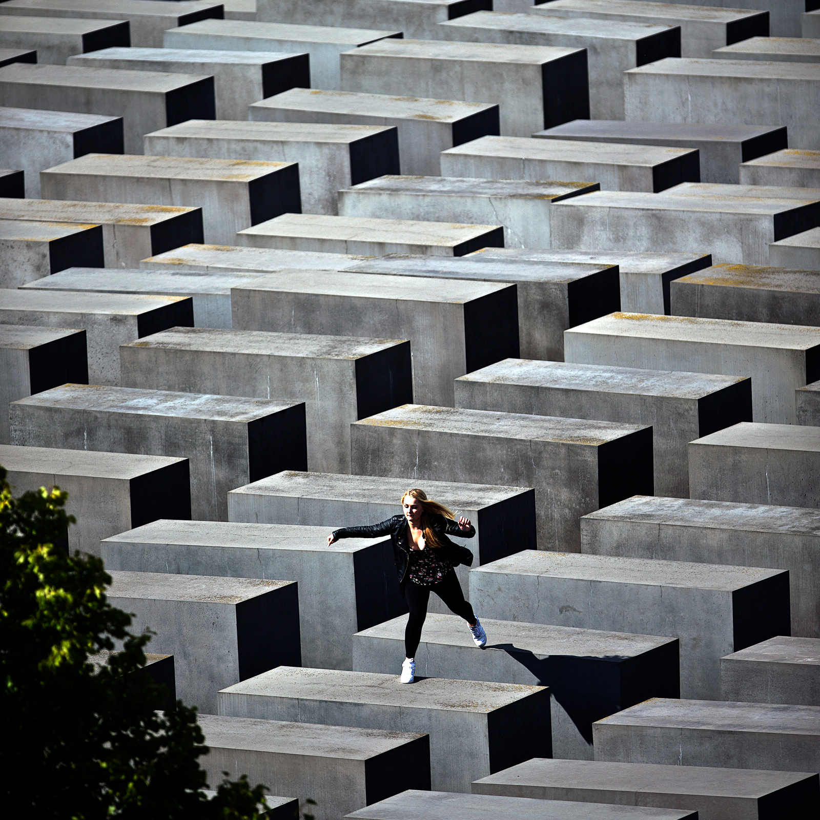 Het Holocaust-Mahnmal wordt drukbezocht door scholieren; de herinnering aan WO II wordt levend gehouden. Foto: Hermann Bredehorst/HH