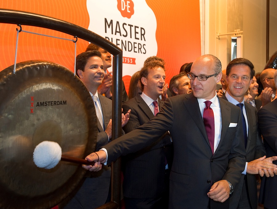 Michiel Herkemij slaat op de gong om de notering aan NYSE Euronext te bekrachtigen. Naast hem minister-president Mark Rutte. Foto:Toussaint Kluiters/ANP