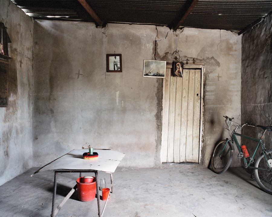 Woonkamer van Nelson Ernesto Monheguete, Zona Verde, Maputo. Foto: Malte Wandel. Met dank aan Van Kranendonk Gallery, Den Haag.