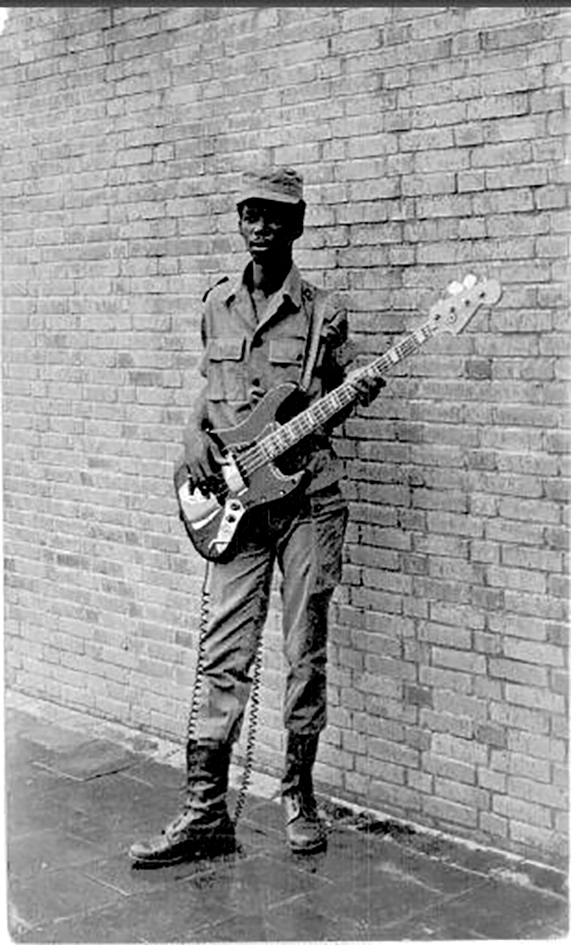 1980: Kenny met basgitaar in het leger